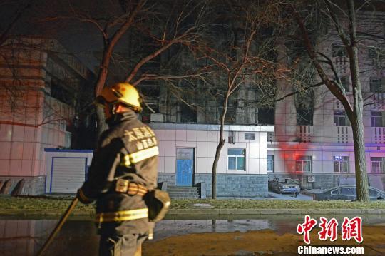 消防员在事故现场灭火。　武俊杰 摄