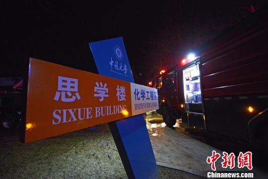 消防车在事发现场。　武俊杰 摄